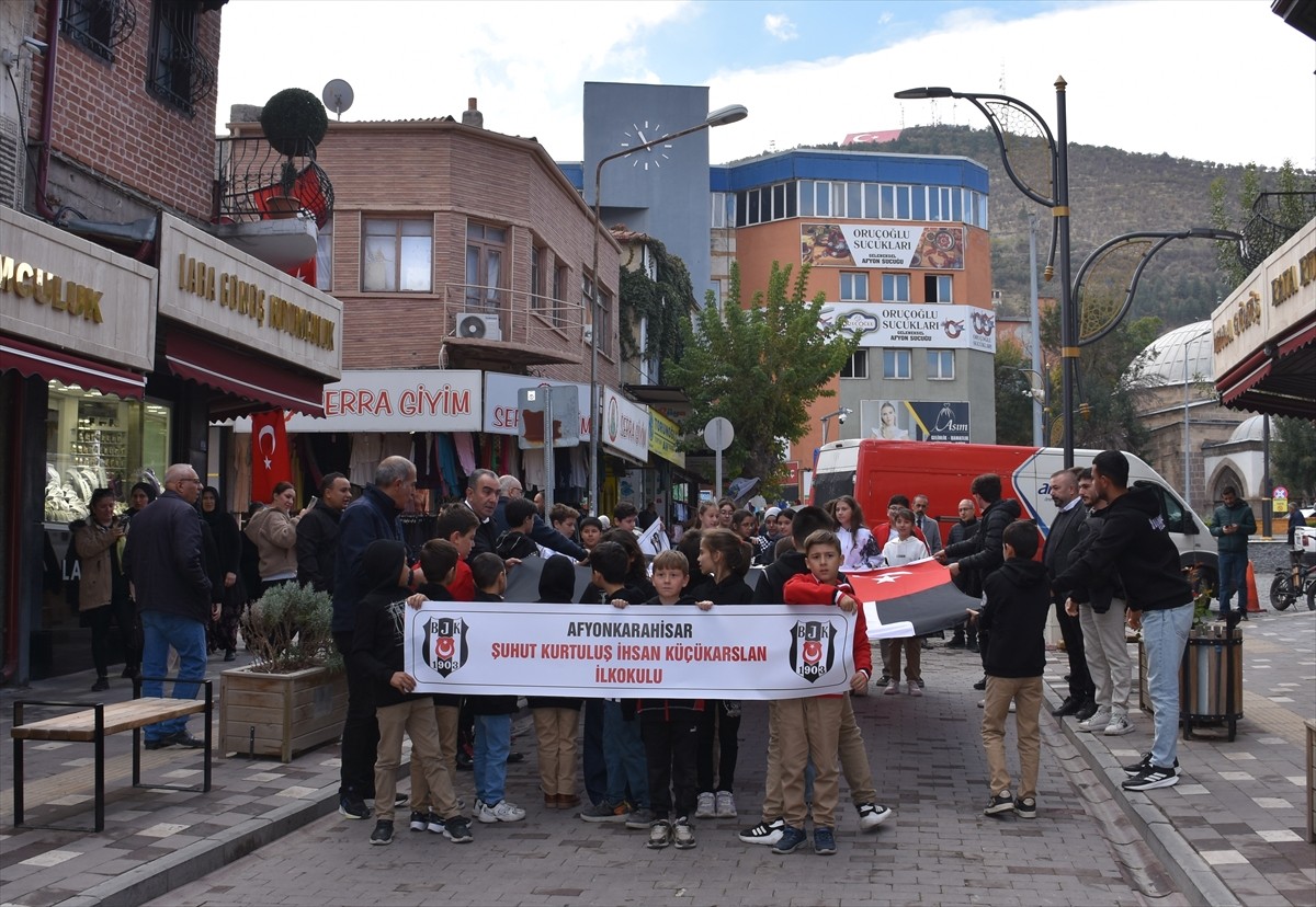 Beşiktaş Kulübü üyeleri, Afyonkarahisar'da öğrencilere forma hediye etti. Etkinliğe katılanlar ve...
