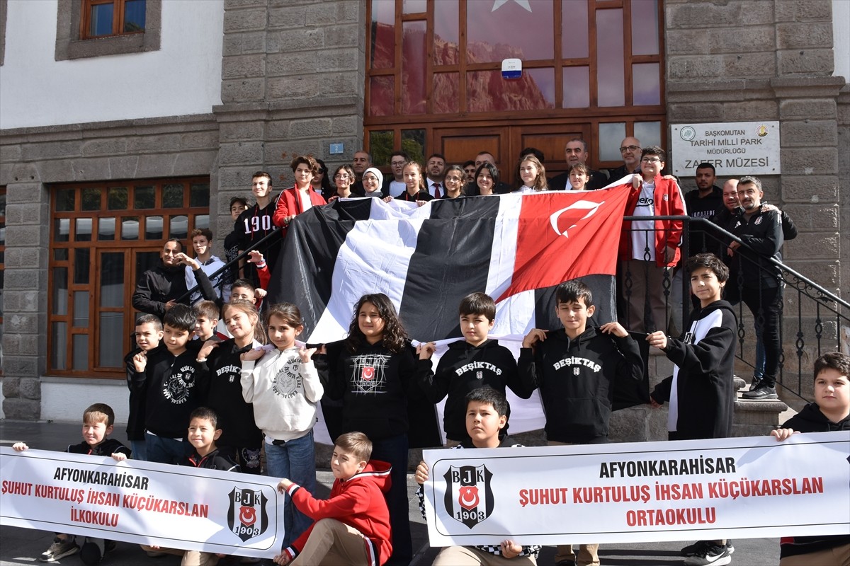 Beşiktaş Kulübü üyeleri, Afyonkarahisar'da öğrencilere forma hediye etti. Etkinliğe katılanlar ve...