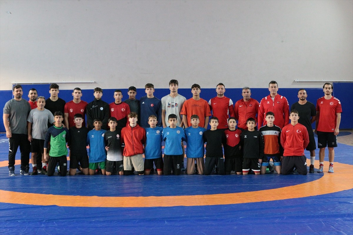 Bolu'da kamp yapan 15 Yaş Altı Grekoromen Güreş Milli Takımı, Romanya'da düzenlenecek Balkan...