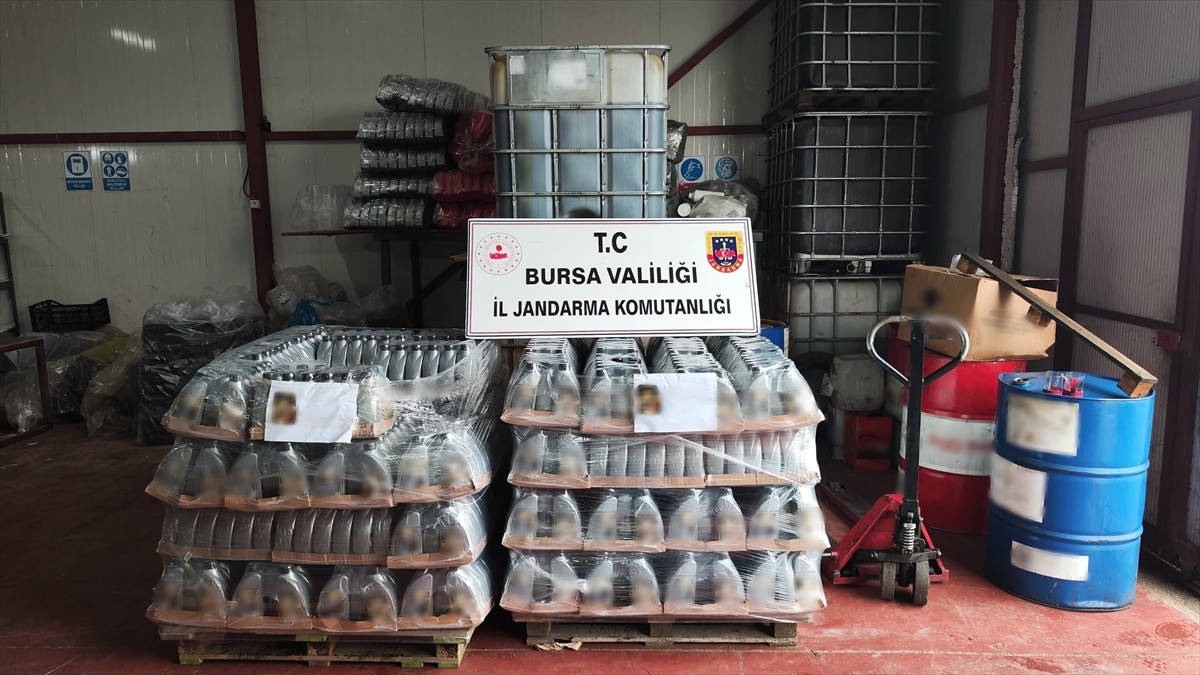 Bursa'nın Mudanya ilçesinde jandarma ekiplerince bir depoya yapılan baskında, 12 bin 750 litre...