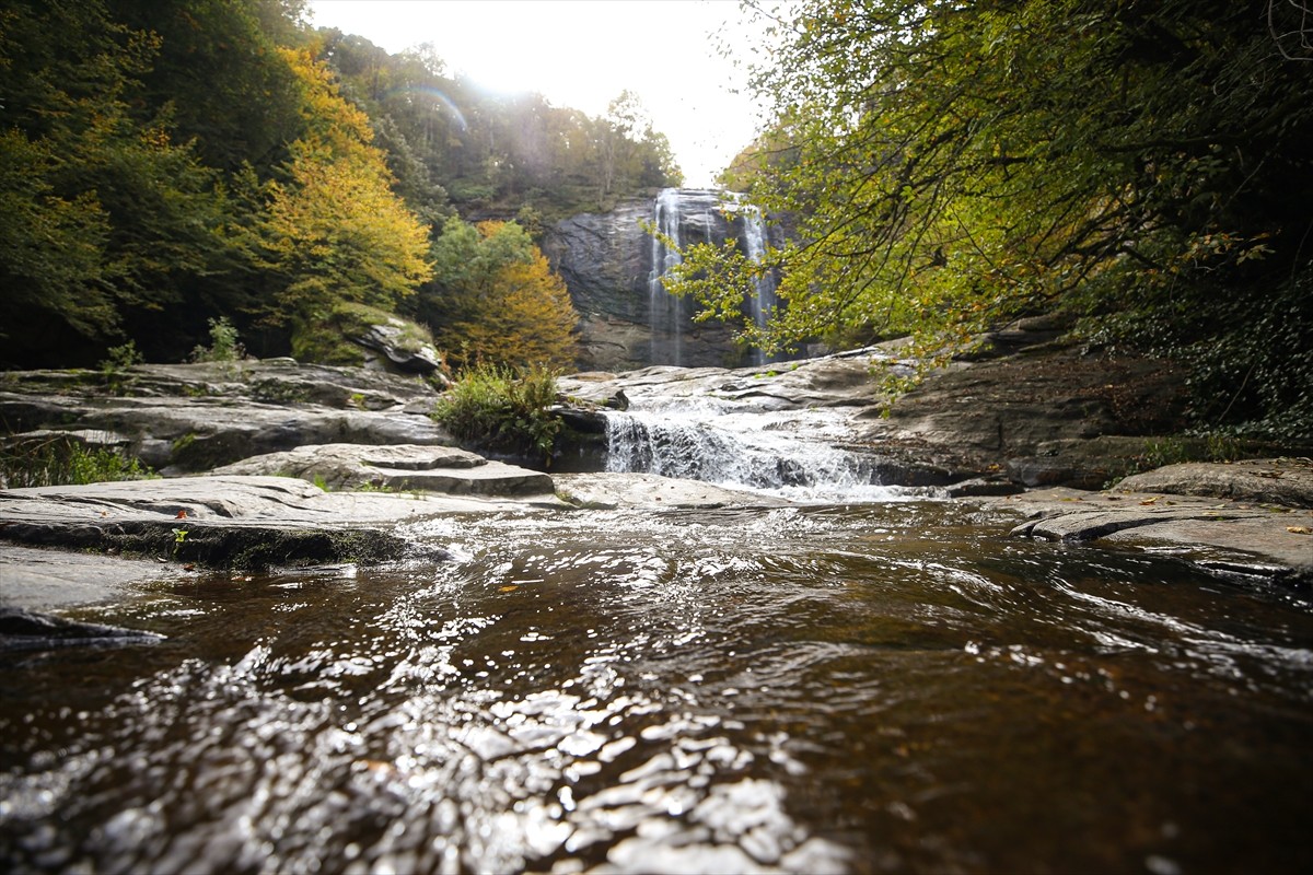 Bursa'nın Mustafakemalpaşa ilçesinde fay hattının kırılmasıyla oluşan Suuçtu Şelalesi'nin çevresi...