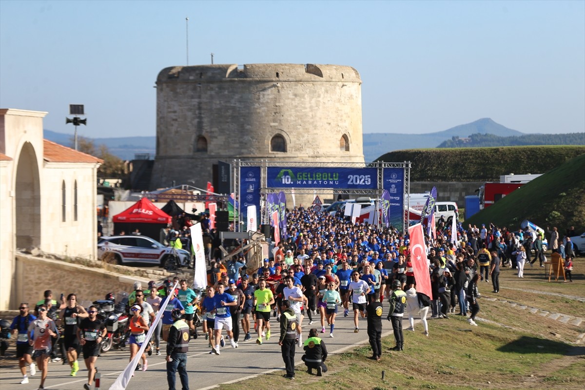 Çanakkale'deki Tarihi Gelibolu Yarımadası'nda düzenlenen "10. Uluslararası Gelibolu Maratonu"...