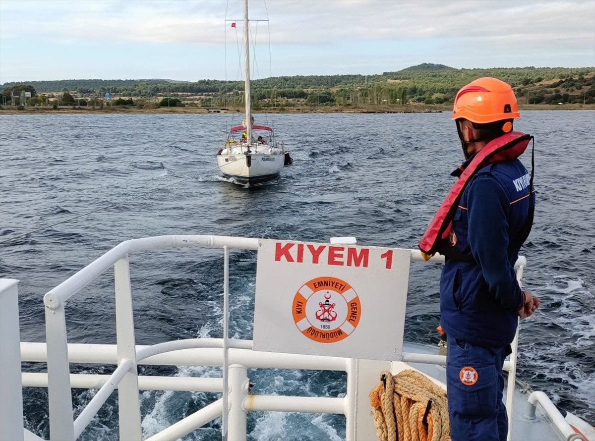 Çanakkale Boğazı'nda sürüklenen tekne, Kıyı Emniyeti ekibince kurtarıldı.
