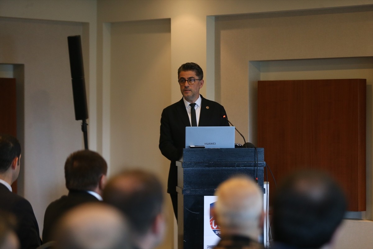 Çanakkale Onsekiz Mart Üniversitesi (ÇOMÜ) Spor Kulübü'nün kurulması dolayısıyla kentteki bir...