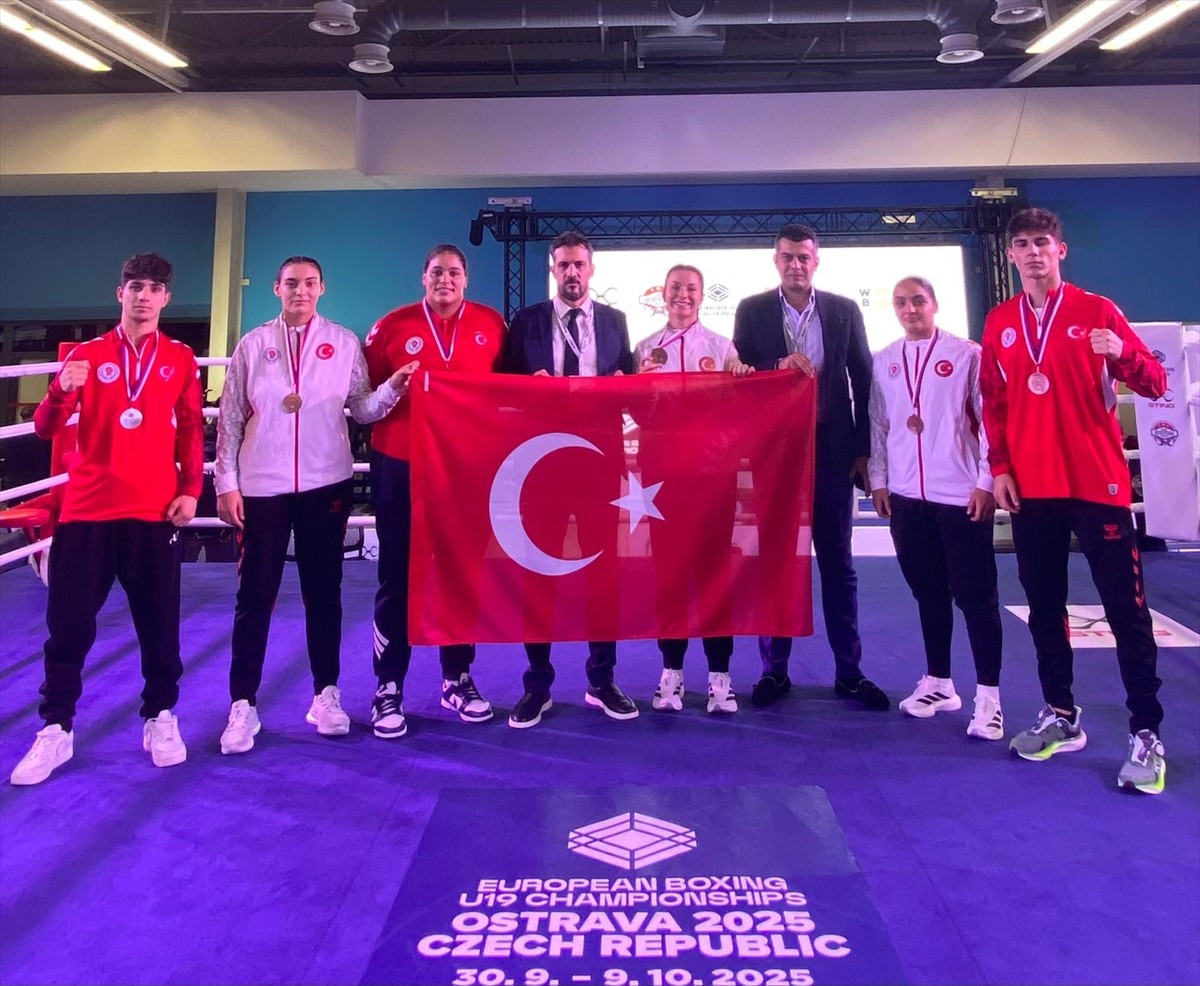 Çekya'da düzenlenen 19 Yaş Altı Avrupa Boks Şampiyonası'nda milli sporcular kadınlarda 3 altın, 1...