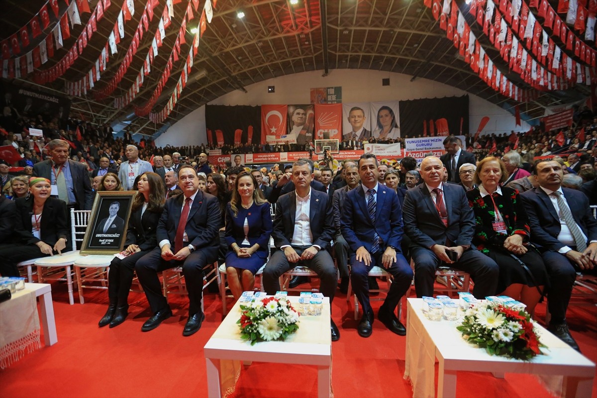 CHP Genel Başkanı Özgür Özel (fotoğrafta), Atatürk Spor Salonu'nda düzenlenen CHP Manisa 39....