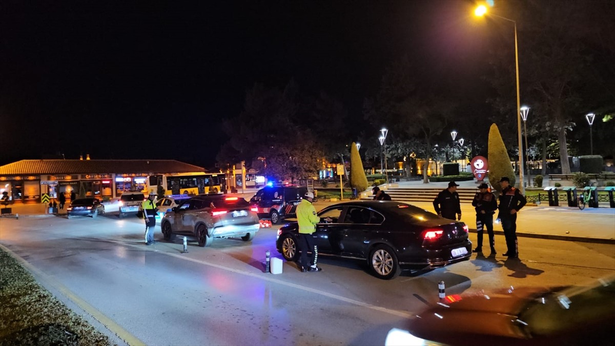 Çorum'da, Asayiş Şube Müdürlüğü ekiplerince haklarında çeşitli suçlardan mahkemelerce yakalama...