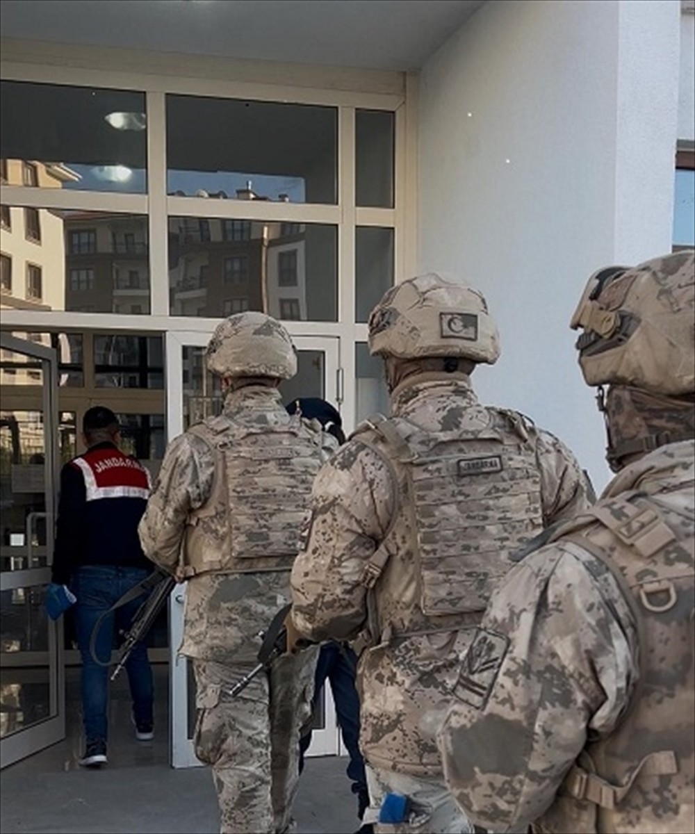 Çorum merkezli 3 ilde düzenlenen terör operasyonunda gözaltına alınan 3 şüpheliden 2'si...