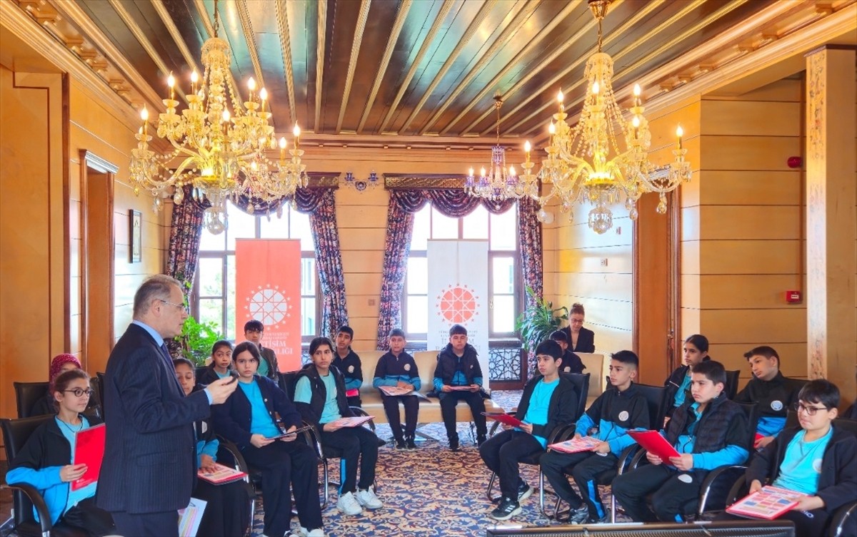 Cumhurbaşkanlığı İletişim Başkanlığı Bursa Bölge Müdürlüğünü ziyaret eden ortaokul öğrencileri...