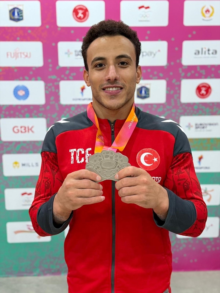 Dünya Artistik Cimnastik Şampiyonası'nda mücadele eden Adem Asil, erkekler bireysel halka aletinde...