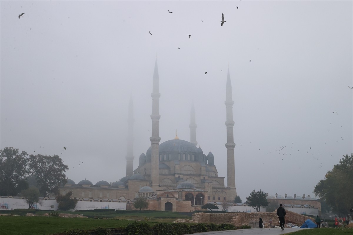 Edirne'de sabah saatlerinde etkili olmaya başlayan sis nedeniyle görüş mesafesi yer yer 50 metreye...