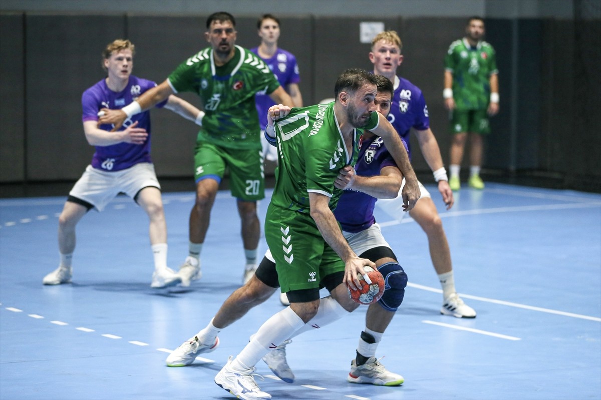 EHF Erkekler Avrupa Kupası 2. tur rövanş maçında Nilüfer Belediyespor ile İzlanda'nın...