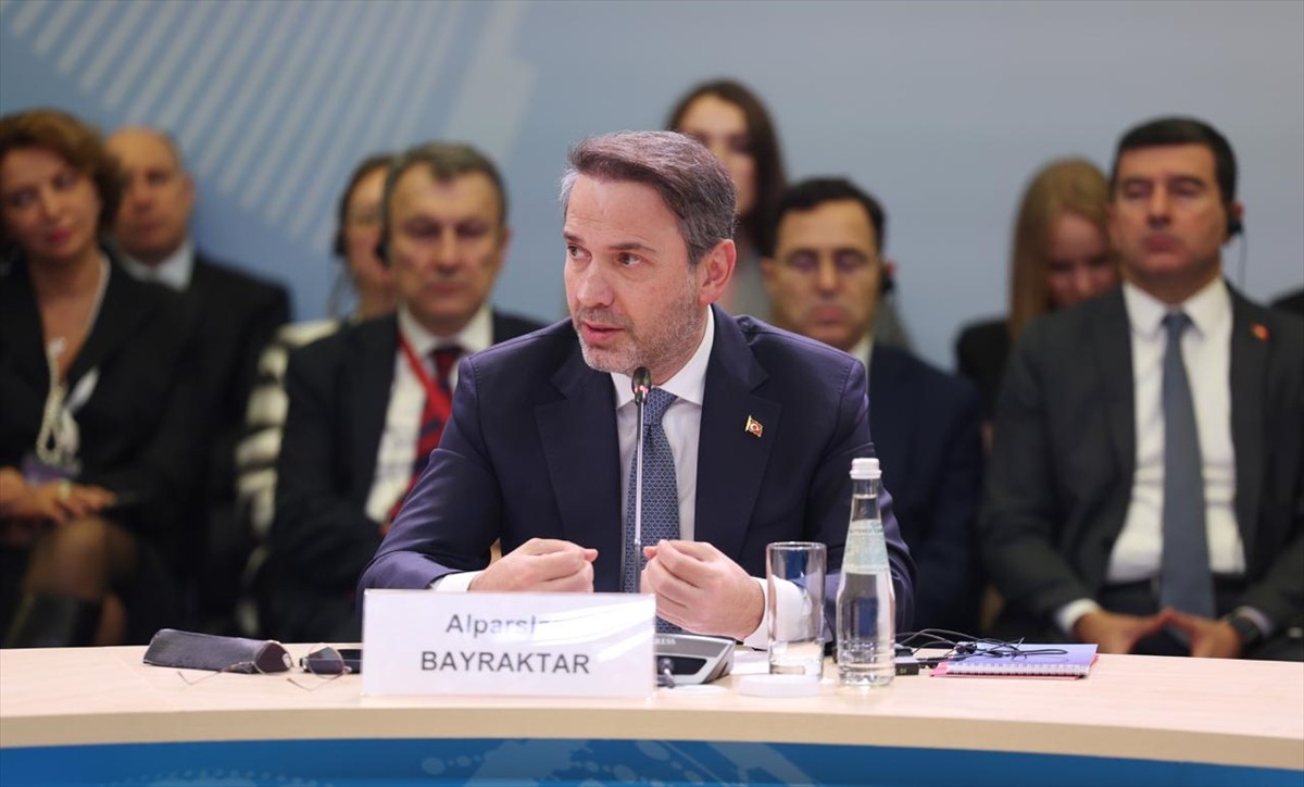 Enerji ve Tabii Kaynaklar Bakanı Alparslan Bayraktar, Rusya'nın başkenti Moskova'da düzenlenen...