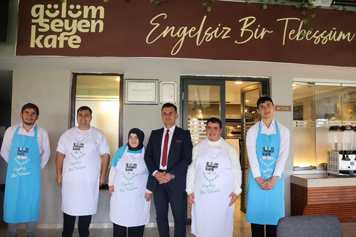 Erzurum Büyükşehir Belediyesi tarafından hayata geçirilen "Gülümseyen-Down Kafe", otizmli ve Down...