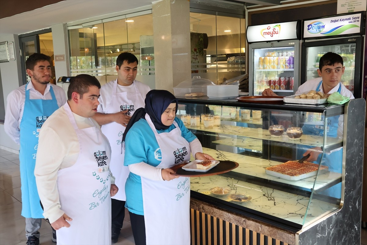 Erzurum Büyükşehir Belediyesi tarafından hayata geçirilen "Gülümseyen-Down Kafe", otizmli ve Down...