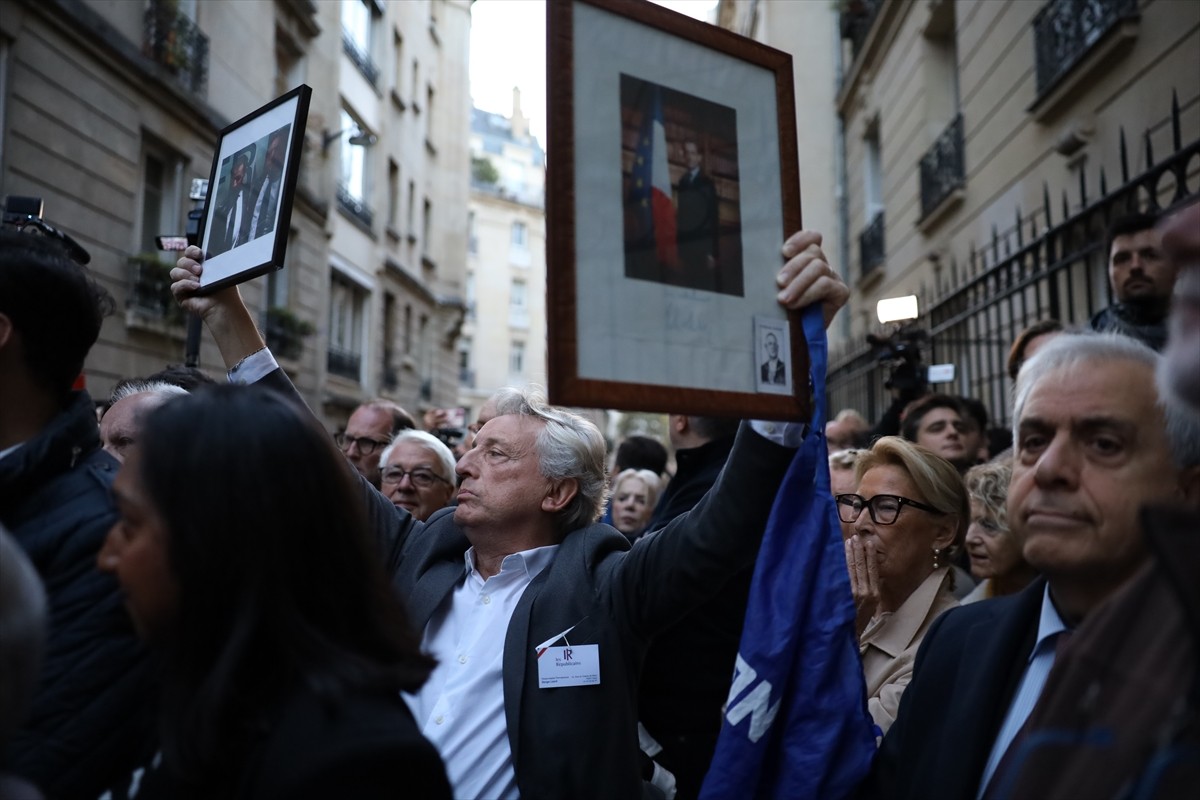 Fransa'da "Libya davası" kapsamında suç örgütü kurmaktan 5 yıl hapse mahkum edilen ve bugün hapse...