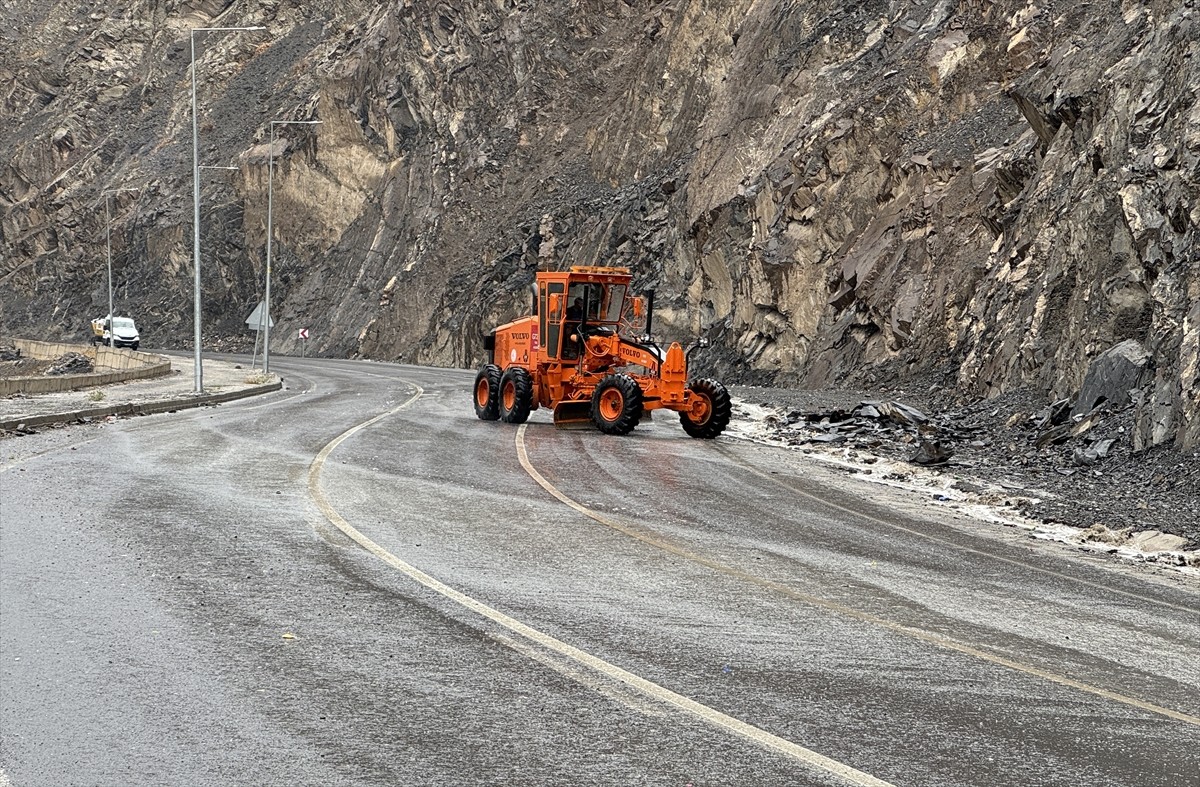Hakkari'de sağanak nedeniyle bazı yollarda su birikintileri oluştu.