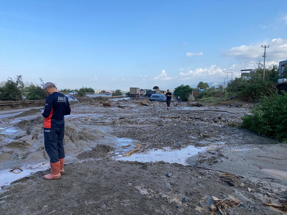 Hatay'da sağanak nedeniyle yollarda su birikintileri oluştu, yükseklerden gelen çamur nedeniyle...