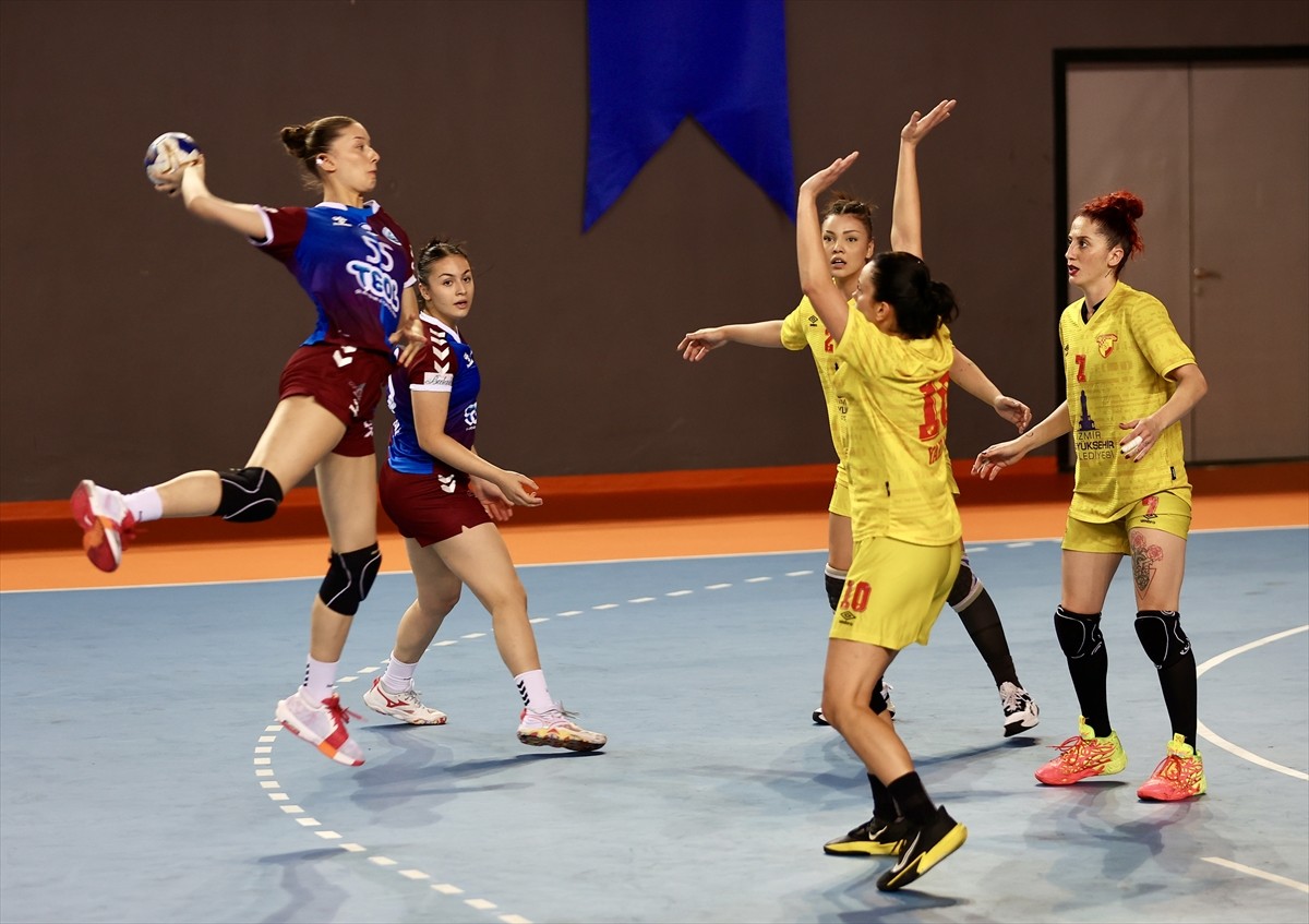 Hentbol Kadınlar Süper Lig'in 3. hafta erteleme maçında, Ortahisar Belediyespor, sahasında...