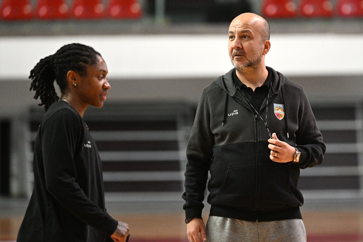 ING Kadınlar Basketbol Süper Ligi ekiplerinden Melikgazi Kayseri Basketbol'un başantrenörü Emre...