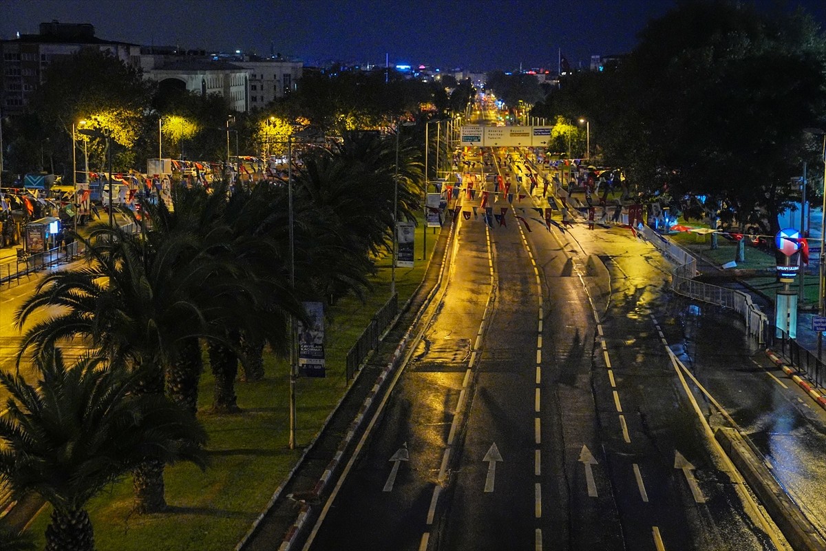 İstanbul'da, 29 Ekim Cumhuriyet Bayramı tören provası nedeniyle bazı cadde ve yollar trafiğe...