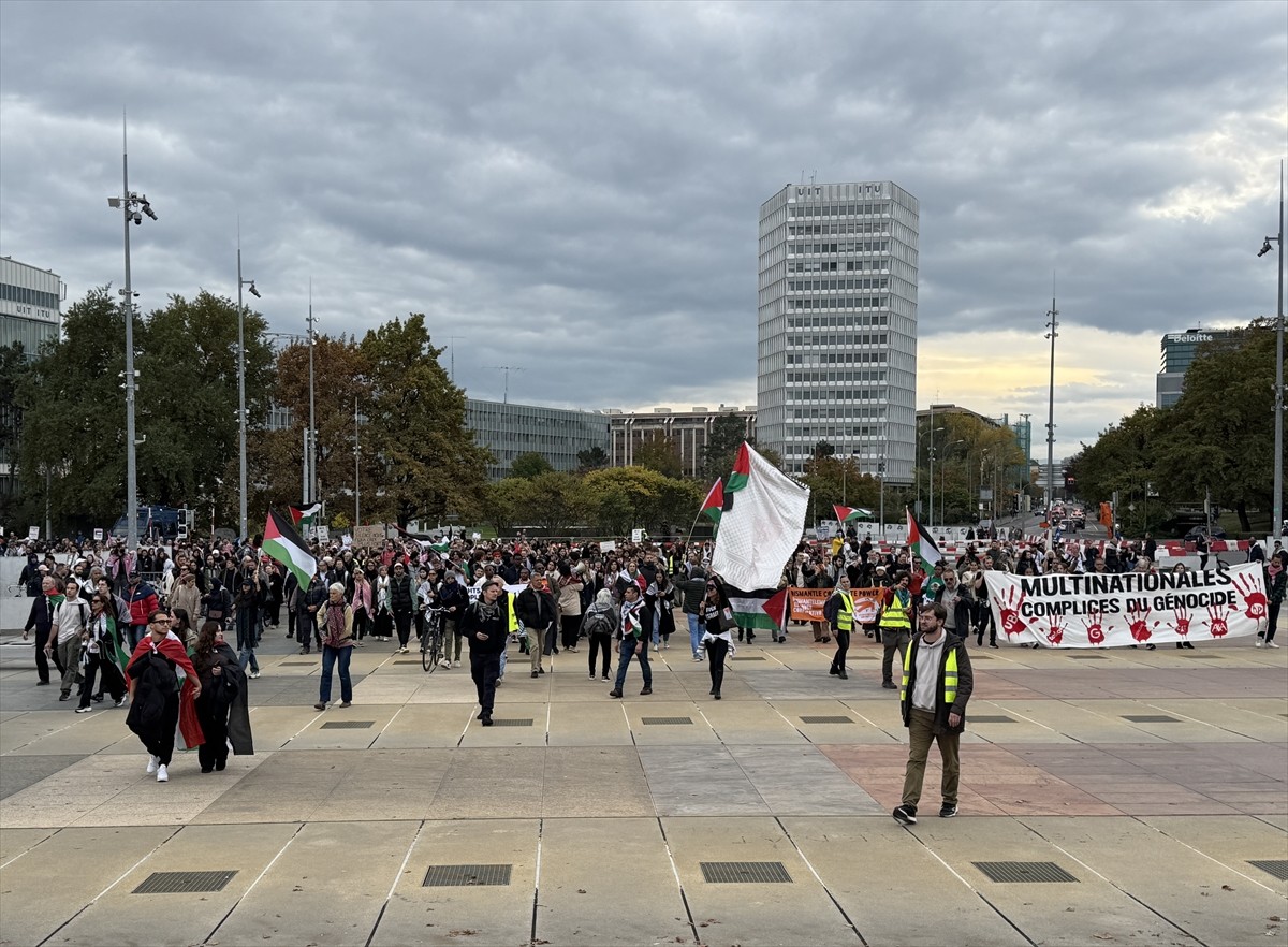 İsviçre'nin Cenevre kentinde binlerce kişi, Gazze'deki soykırıma tepki göstermek ve bunun son...