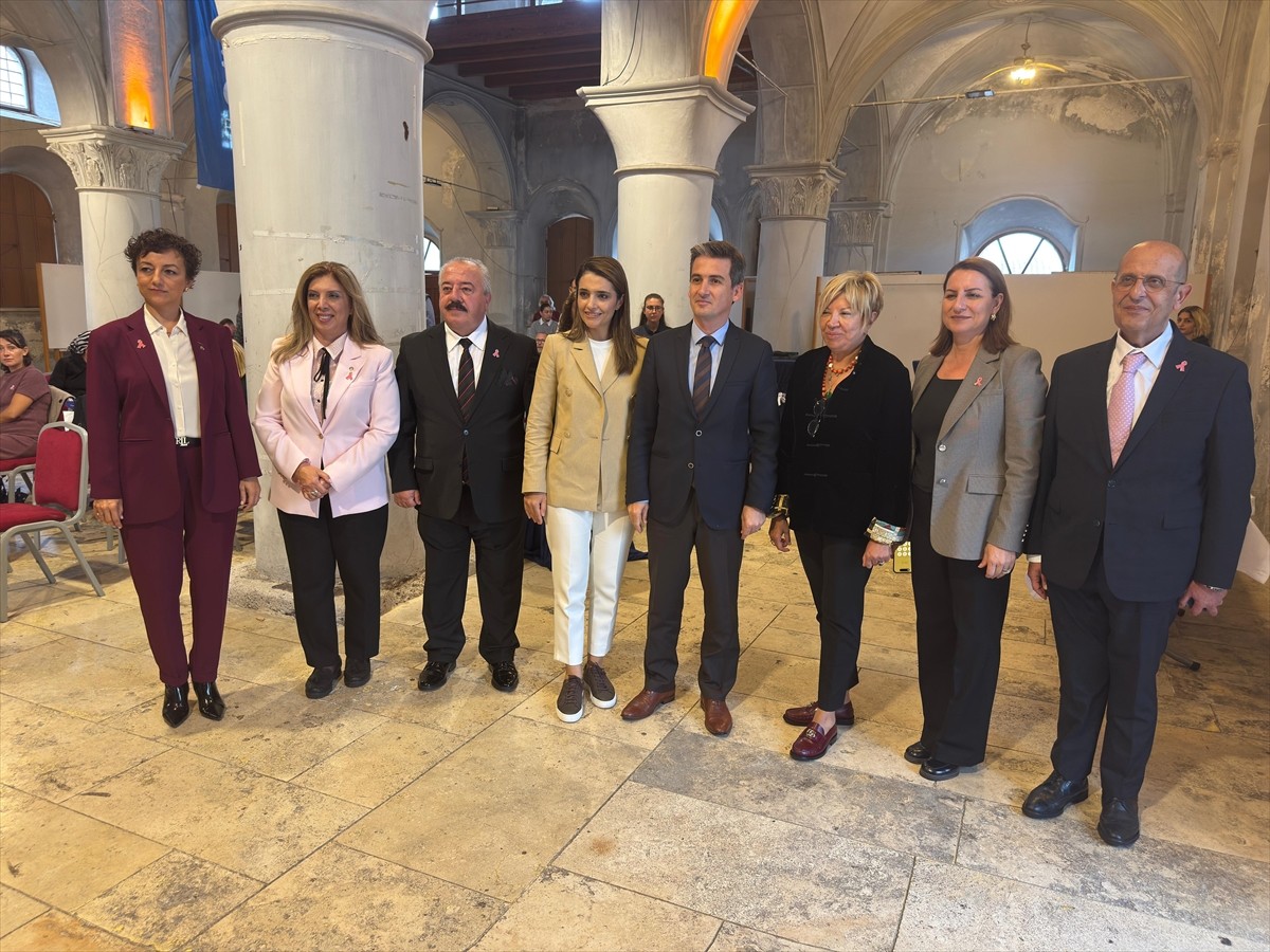 İzmir'de Meme Kanseri Ayı farkındalık etkinlikleri kapsamında Çeşme'de, kültür merkezi Aya...