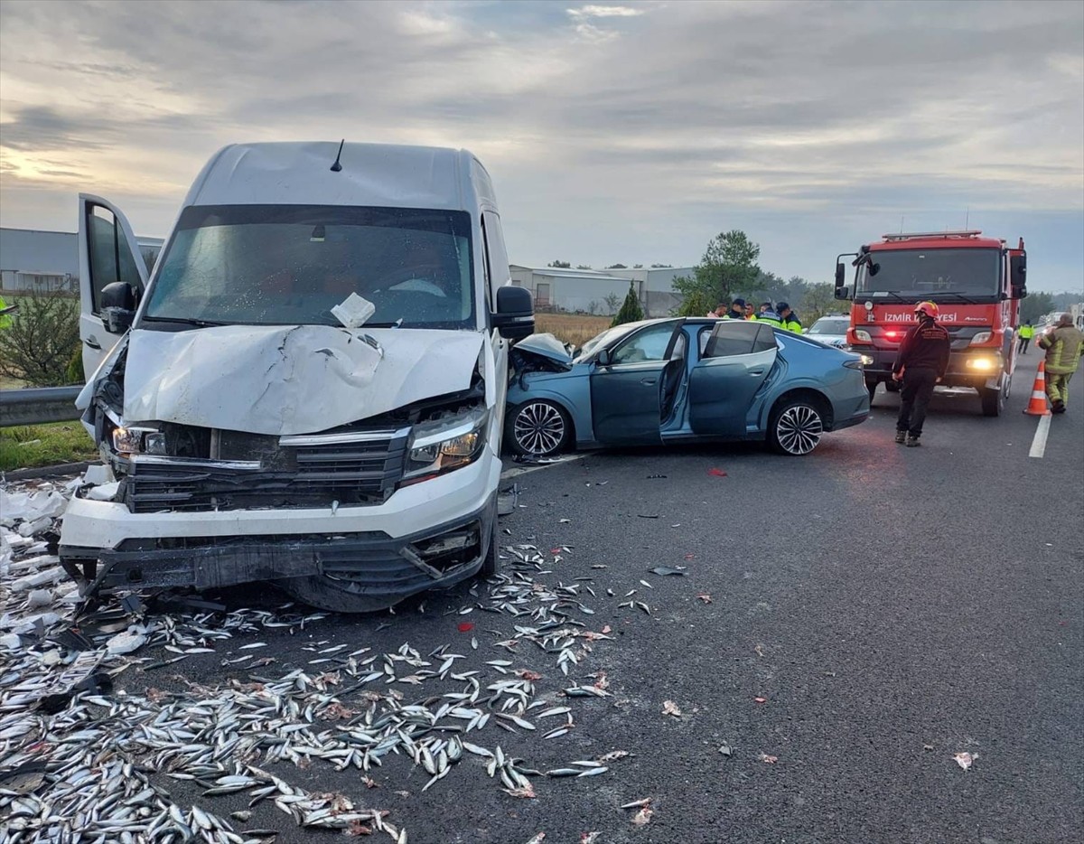 İzmir'in Buca ilçesinde iki panelvan ile otomobilin karıştığı kazada 1 kişi hayatını kaybetti, 4...