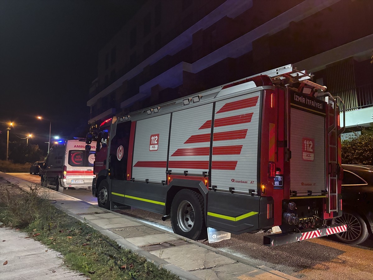 İzmir'in Gaziemir ilçesindeki apartman dairesinde çıkan yangın, itfaiye ekiplerinin müdahalesiyle...