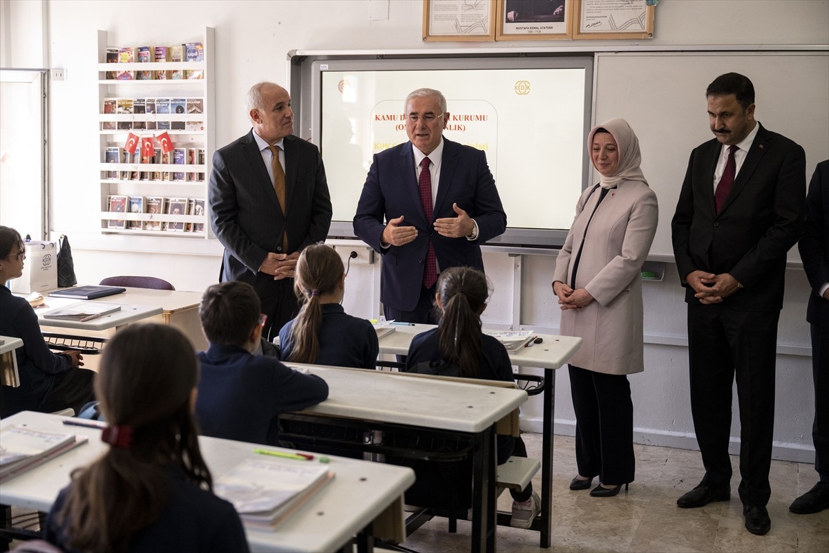 Kamu Başdenetçisi Mehmet Akarca, Ankara'nın Sincan ilçesindeki Ressam İbrahim Çallı Ortaokulu'nda...