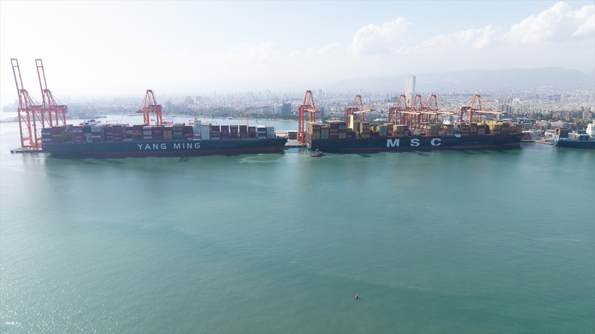 Kapasitesi artırılan Mersin Uluslararası Limanı'nda (MIP) hizmete alınan yeni terminale 400...