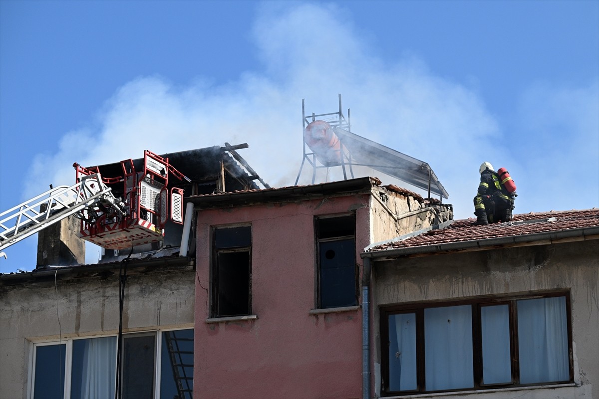 Kayseri'de iki katlı binada çıkan yangın itfaiye ekiplerince söndürüldü.