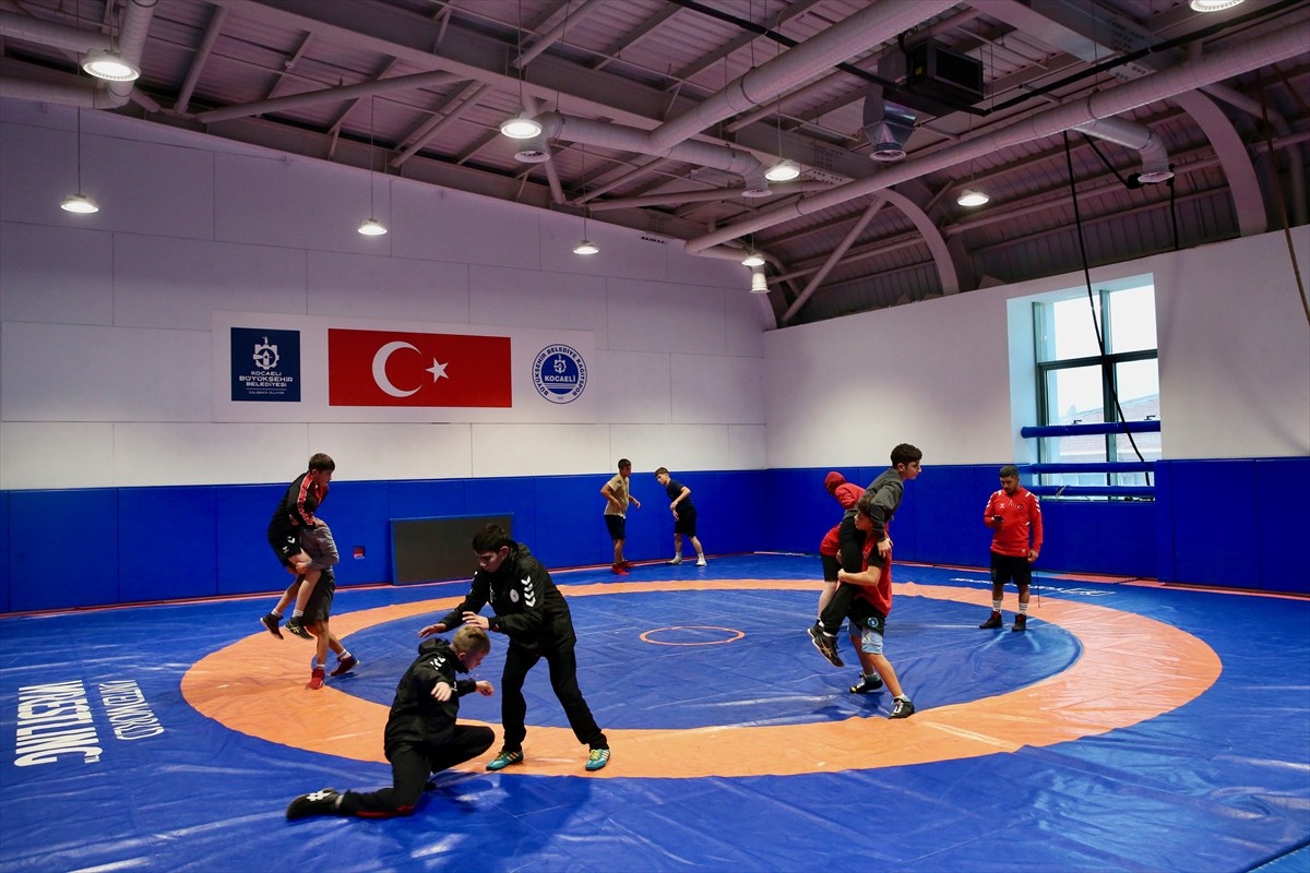Kocaeli'de kamp yapan U-15 Serbest Stil Güreş Güreş Milli Takımı, Romanya'da düzenlenecek Balkan...