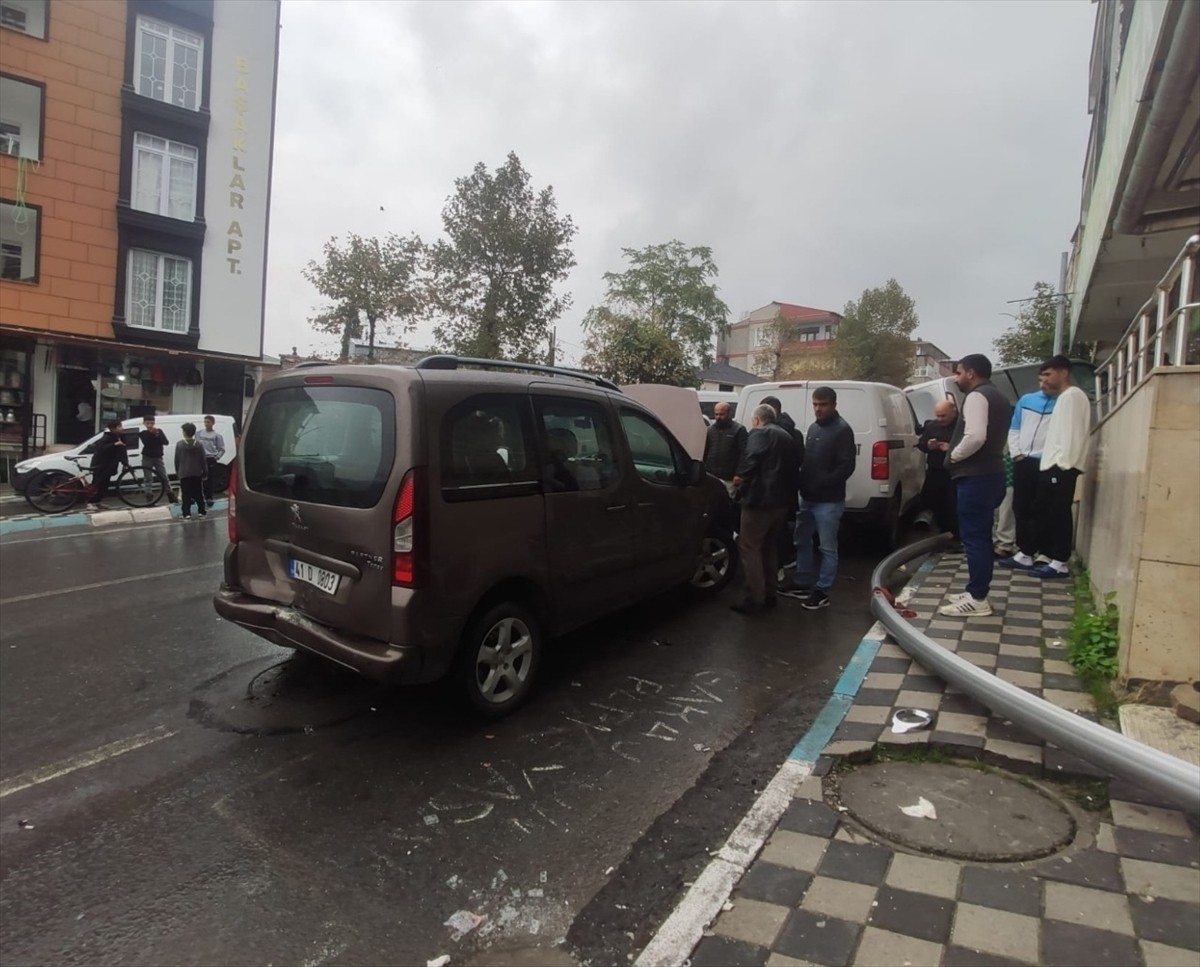 Kocaeli'nin Dilovası ilçesinde freni boşalan sulama tankeri, park halindeki 8 araca çarptıktan...