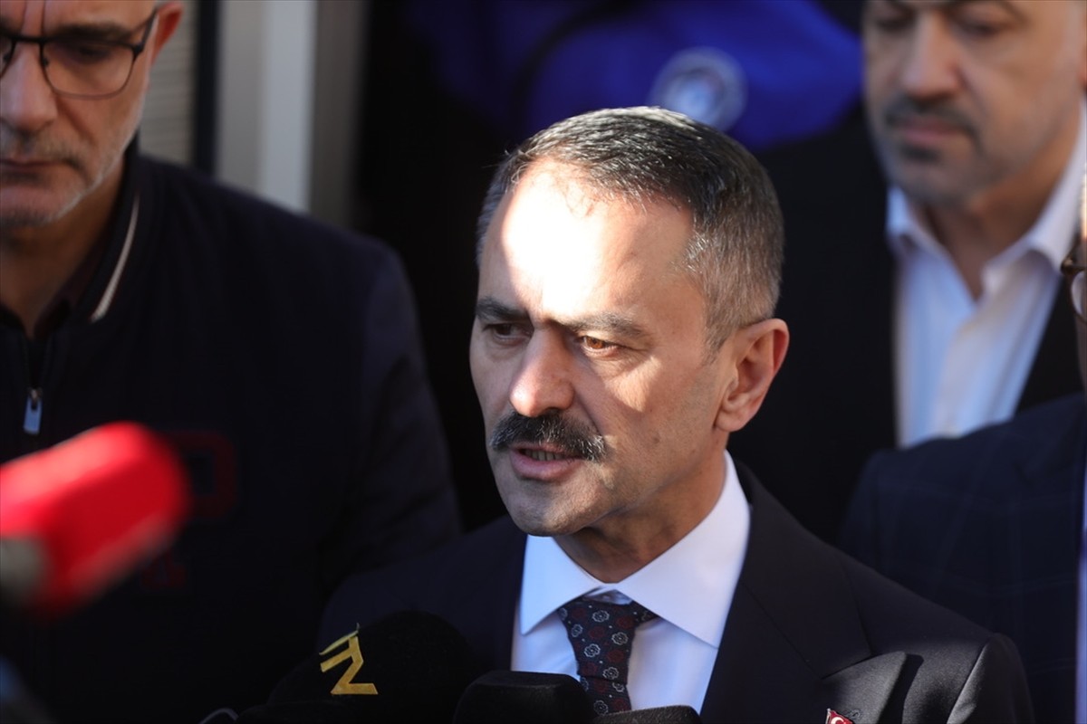 Kocaeli'nin Gebze ilçesinde çöken binada arama kurtarma çalışmaları gerçekleştiriliyor. Bölgeye...