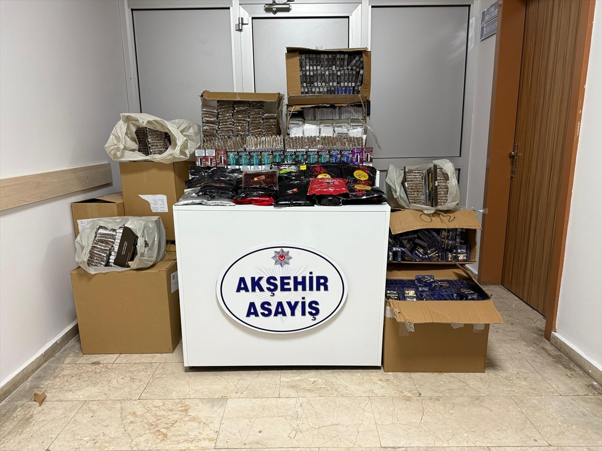 Konya'nın Akşehir ilçesinde polis ekiplerince düzenlenen kaçakçılık operasyonunda gözaltına alınan...