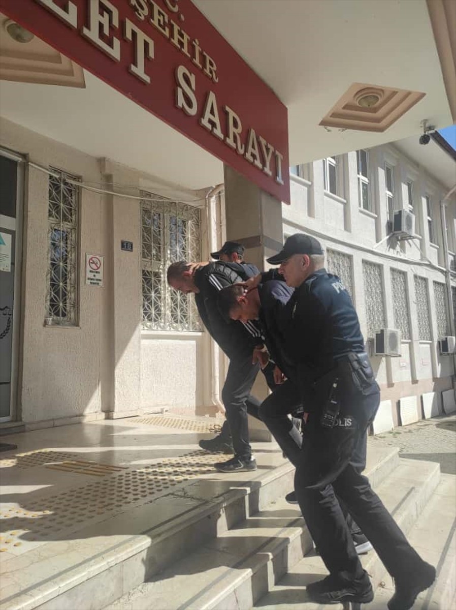 Konya'nın Akşehir ilçesinde polis ekiplerince düzenlenen kaçakçılık operasyonunda gözaltına alınan...
