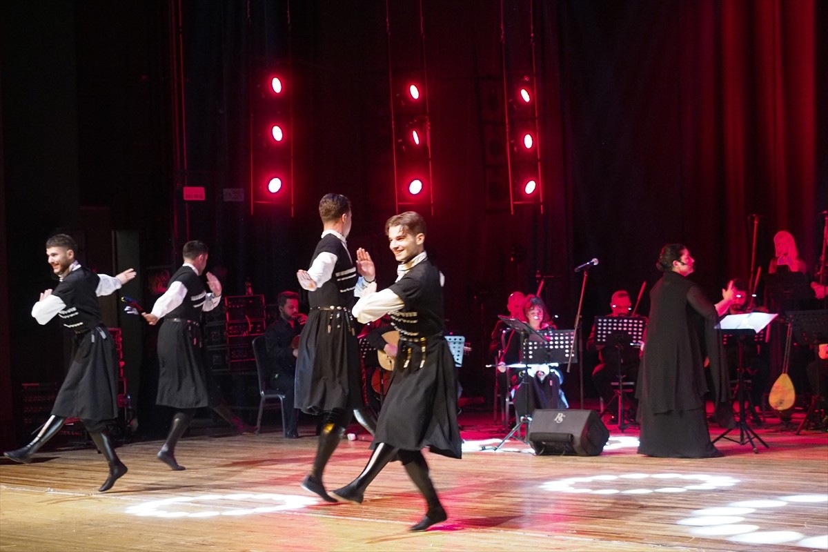 Kültür ve Turizm Bakanlığına bağlı İzmir Devlet Türk Dünyası Dans ve Müzik Topluluğu, "29 Ekim...