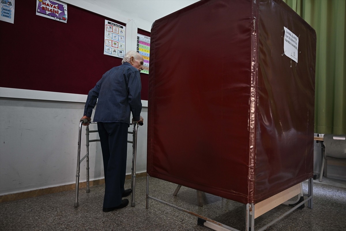 Kuzey Kıbrıs Türk Cumhuriyeti'nde (KKTC) cumhurbaşkanı seçiminde oy verme işlemlerinin...