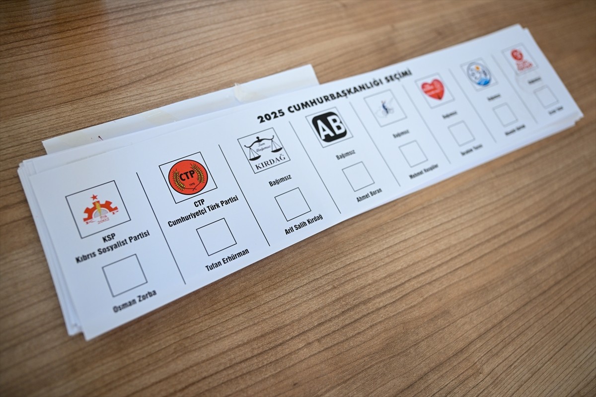 Kuzey Kıbrıs Türk Cumhuriyeti'nde (KKTC) cumhurbaşkanı seçiminin ilk turu için kurulan sandıklarda...