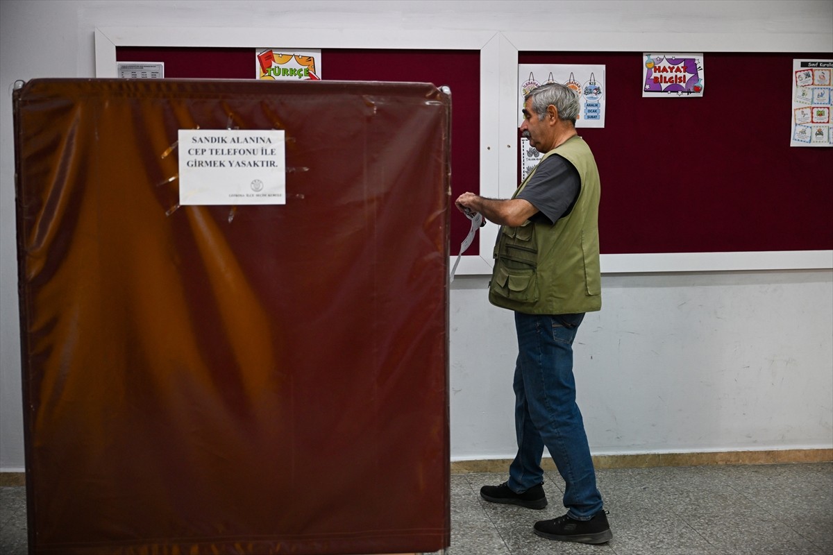Kuzey Kıbrıs Türk Cumhuriyeti'nde (KKTC) cumhurbaşkanı seçiminin ilk turu için kurulan sandıklarda...