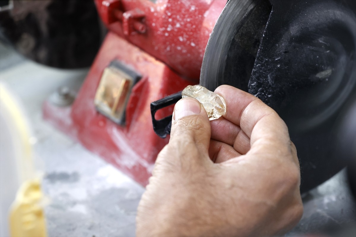 Malatya'da, yüzüğünü tamir ederken taş kesme konusundaki yeteneğini keşfeden 50 yaşındaki Cengiz...