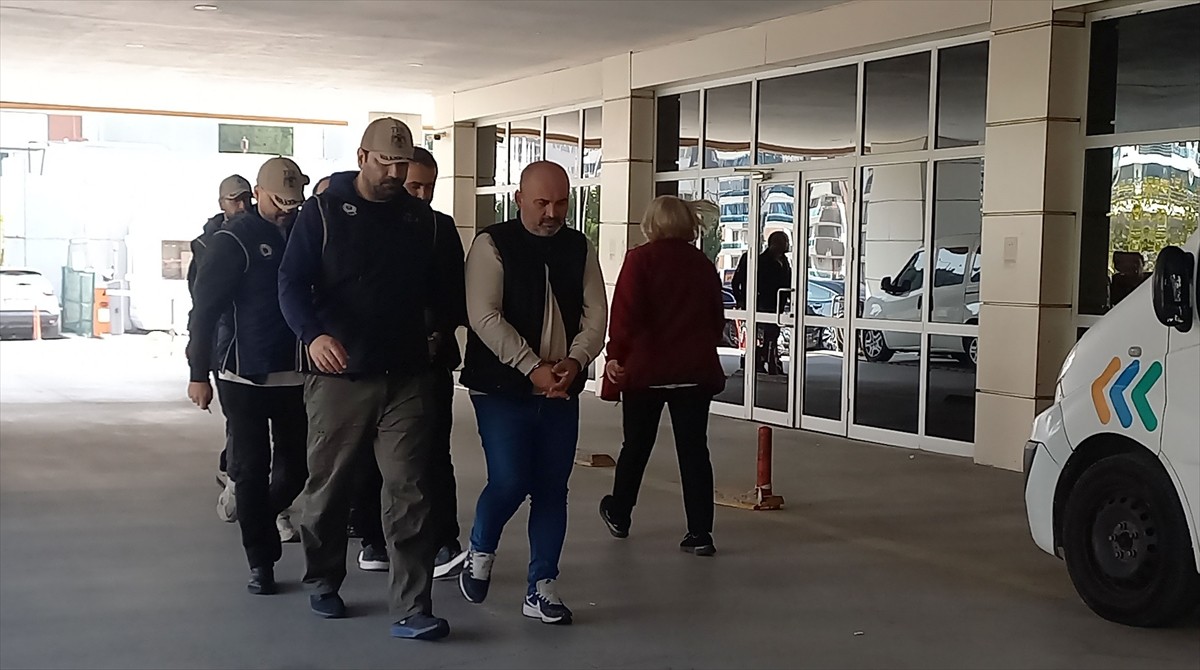 Manisa'da Fetullahçı Terör Örgütü'ne (FETÖ) yönelik operasyonda gözaltına alınan 10 şüpheliden 3'ü...