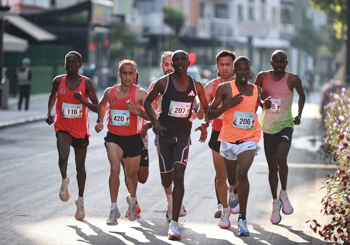 Mersin'de bu yıl 17. kez organize edilen Uluslararası Tarsus Yarı Maratonu 21 kilometre koşuldu....