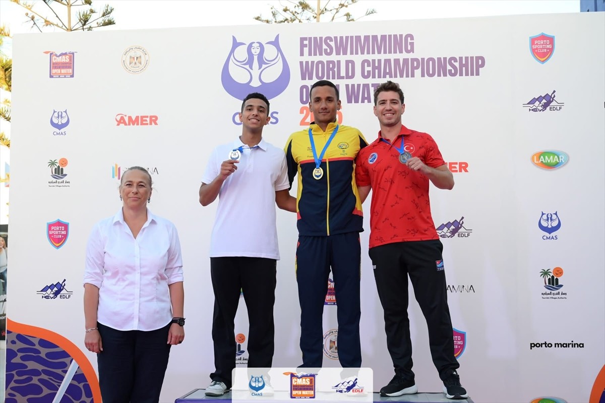 Milli sporcu Derin Toparlak, Mısır'da düzenlenen 2025 CMAS Paletli Yüzme Açık Su Büyükler ve...