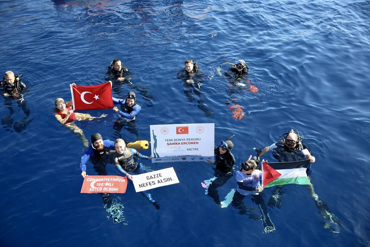 Milli sporcu Şahika Ercümen, Gazze halkına dayanışma mesajı vermek amacıyla Antalya'nın Kaş...