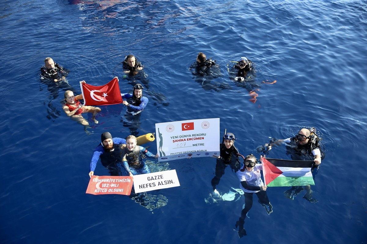 Milli sporcu Şahika Ercümen, Gazze halkına dayanışma mesajı vermek amacıyla Antalya'nın Kaş...