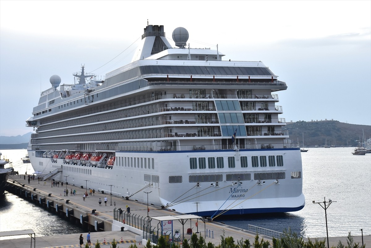 Muğla'nın Bodrum ilçesine "Marina" isimli kruvaziyer 1194 yolcu getirdi. İzmir'in Dikili...