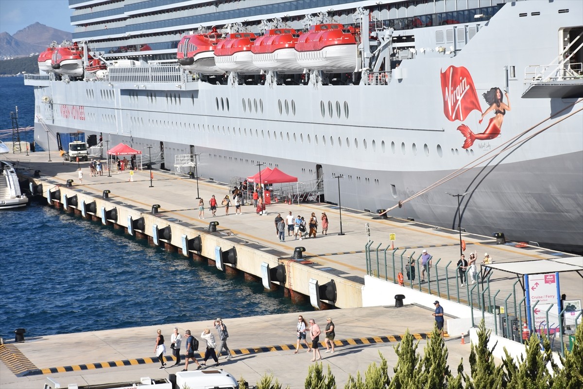 Muğla'nın Bodrum ilçesine "Resilient Lady" kruvaziyeri 2 bin 612 yolcu getirdi. Santorini...