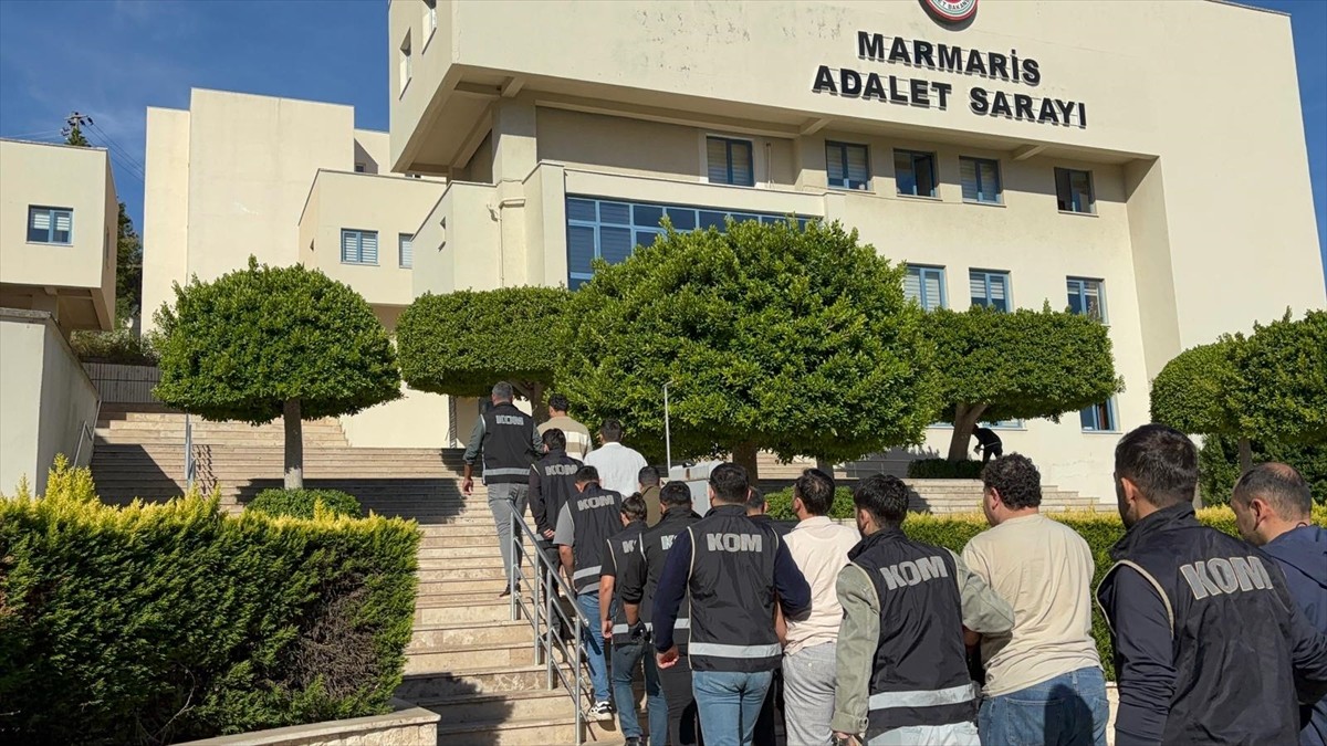 Muğla'nın Marmaris ilçesinde tekneyle yurt dışına kaçmaya çalışırken yakalanan "Fetullahçı Terör...